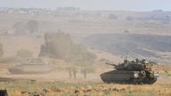 Ein israelischer Panzer bezieht auf einem Feld Stellung. 