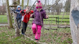 Kinder spielen und toben auf dem Außengelände der Kindertagesstätte "Abenteuerland" in Rommerskirchen. 