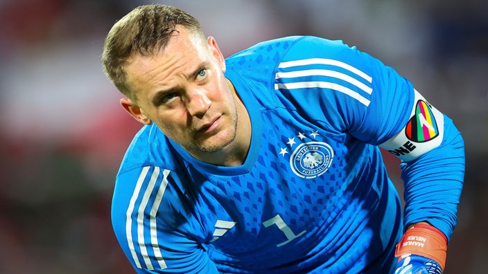 Deutschlands Torhüter und Kapitän Manuel Neuer trägt die Kapitänsbinde mit der Aufschrift "One Love“.