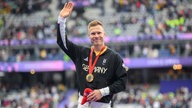 Markus Rehm aus Deutschland freut sich über seine Goldmedaille. 