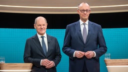 Bundeskanzler Olaf Scholz (SPD, l.) und Friedrich Merz (CDU) im TV-Duell.