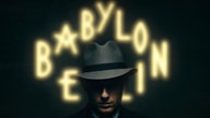 Der Schauspieler Volker Bruch als Gereon Rath in einer Szene von Folge eins des Kriminalfilms "Babylon Berlin".