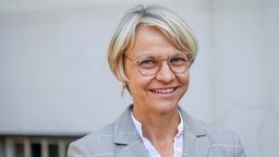 NRW-Schulministerin Dorothee Feller (CDU) während eines Besuchs der  städtischen Gesamtschule Globus am Dellplatz in Duisburg. 