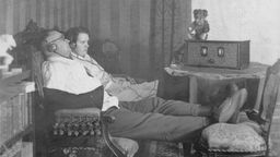 1928: Ein Mann und eine Frau hören Radio