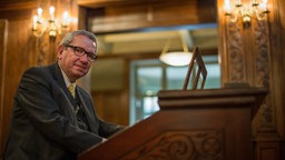 Der Musikprofessor und Hausherr der Villa Seligmann, Andor Izsák, spielt auf einer Orgel in der Villa Seligmann in Hannover (Niedersachsen). 