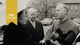 Wilhelmine und Heinrich Lübke (l) neben einem Priester.