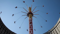 Karussell in einem Kühlturm vom Boden gen Himmel fotografiert