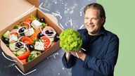 Der Vorkoster Björn Freitag und eine Salat-Bowl im Hintergrund.