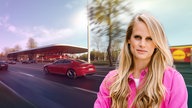 Svenja Kellershohn vor einem Hintergrund der eine Straße mit Autos und eine Tankstelle zeigt.