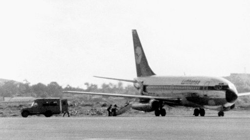 Die von vier Terroristen entführte Lufthansamaschine "Landshut" auf dem Flughafen von Mogadischu.