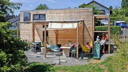 Lena und Alex leben mit ihrer Tochter und zwei Katzen auf 18 Quadratmeter Wohnfläche im Tiny House – mit großem Garten.