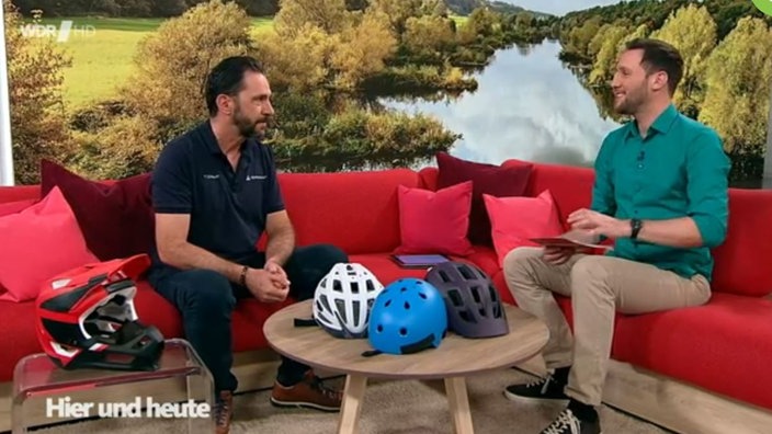 Sven Kroll und der Studio-Gast zum Thema "Fahrradhelm" vom TÜV