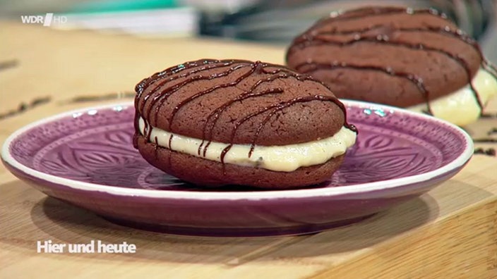 Aufnahme von Schoko-Whoopies mit Vanillecreme.