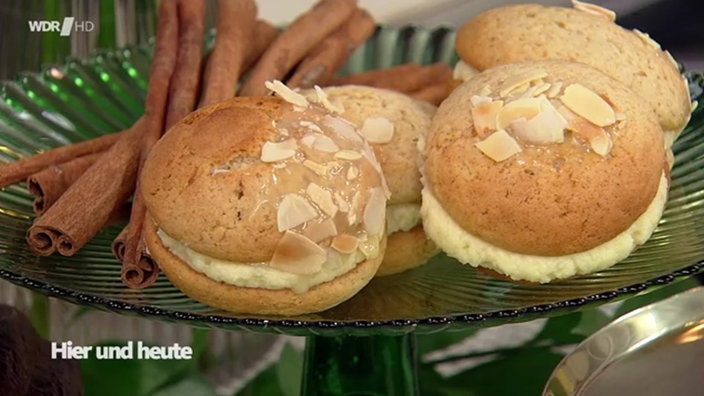 Aufnahme von Zimt-Whoopies mit Frischkäsecreme.