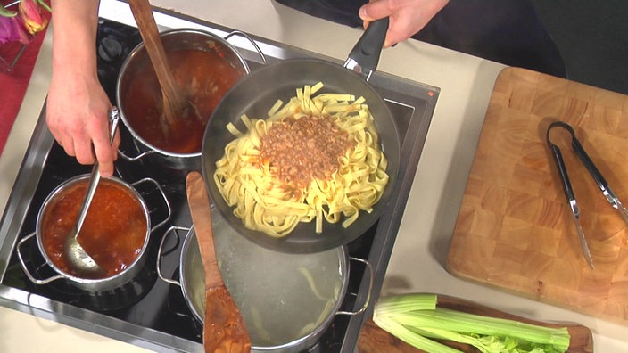 Koch Lars Middendorf macht klassisches Ragù alla Bolognes