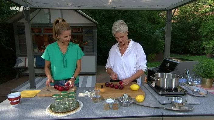 Miriam Lange und Angela von der Goltz schneiden Pflaumen