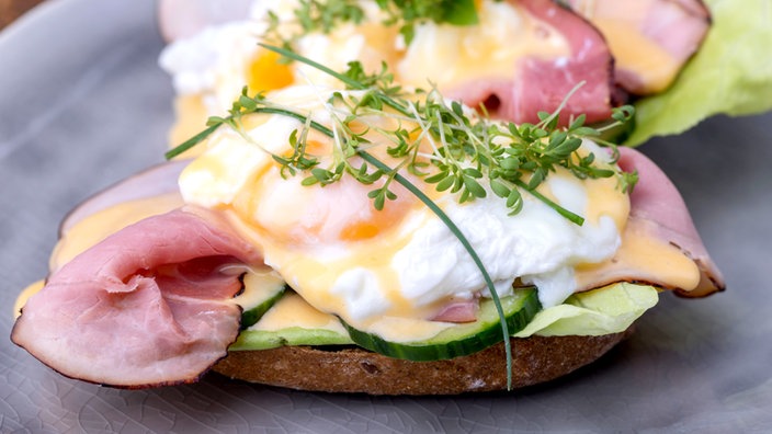 Eier Benedict mit Schinken auf Brot