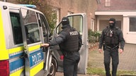 Polizei bei Razzia