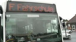 Das Bild zeigt einen Fahrschulbus.