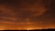 Stadt mit nächtlichem Sternenhimmel