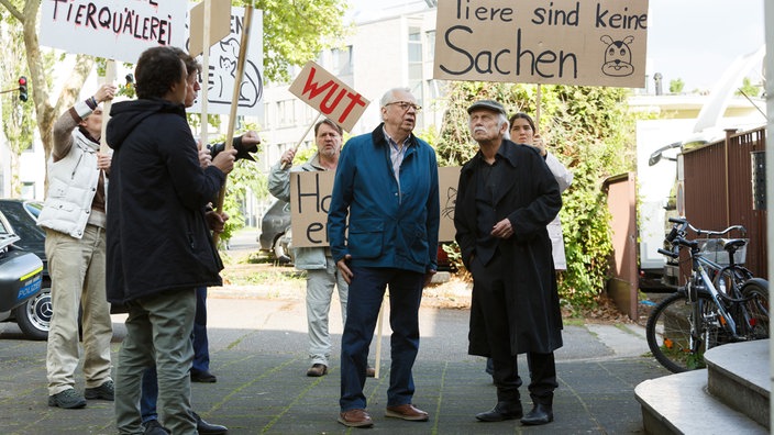 Die Rentnercops Edwin Bremer (Tilo Prückner, M.) und Günter Hoffmann (Peter Lerchbaumer, l.) unterhalten sich mit Heimmitarbeiterin Inga Zappe (Katja Heinrich, l.)