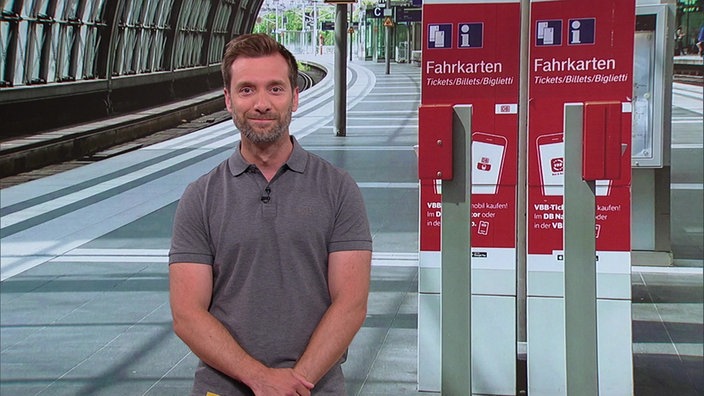 Das Bild zeigt Daniel Aßmann im Servicezeit-Studio.