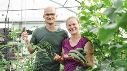 Das Bild zeigt Sebastian (r.) und Maria (l.) in ihren Gemüseanbau.