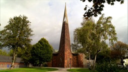 Sicht auf die Katholische Kirche St. Juliana in Duisburg-Wehofen