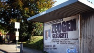 Plakat zur Zeugensuche an einer Bushaltestelle