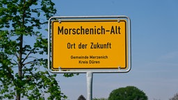 Ortsschild Morschenich-Alt mit dem Zusatz „Ort der Zukunft" in der Gemeinde Merzenich, Kreis Düren