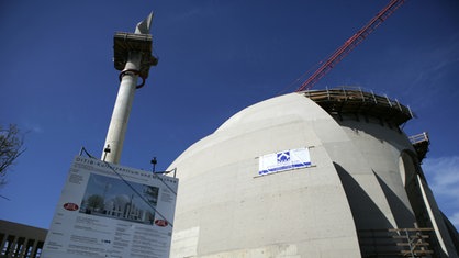 Der Rohbau des Gebets-Saals und der Minarette ist am Samstag ( 09.04.2011 ) schon fast fertig.