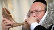 Der damalige Oberrabbiner der Jüdischen Gemeinde in Düsseldorf Raphael Evers bläst am 18.09.2020 in das Schofar.