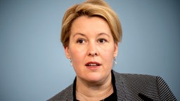 Franziska Giffey (SPD), Bundesministerin für Familie, Senioren, Frauen und Jugend, spricht bei einer Pressekonferenz zu Maßnahmen ihres Ministeriums im Rahmen der Corona-Krise.