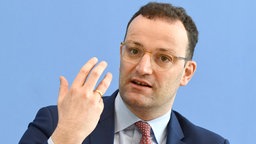 Bundesgesundheitsminister Jens Spahn spricht auf einer Pressekonferenz in Berlin.