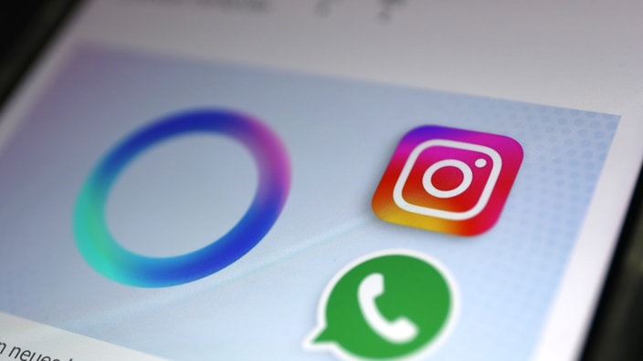 Der blaue Ring signalisiert in Instagram, WhatsApp, Facebook und Messenger Metas Chatbot