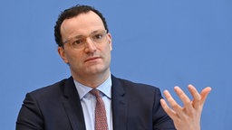 Bundesgesundheitsminister Jens Spahn (CDU) redet in einer Pressekonferenz zur aktuellen Situation in der Corona-Pandemie zu den Journalisten