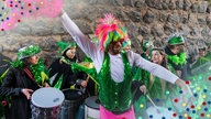 Ein Jeck feiert die Weiberfastnacht in Köln