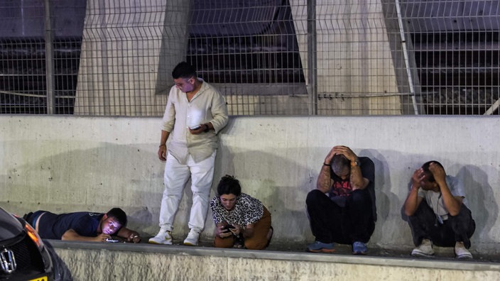 Angriff auf Tel Aviv - Menschen suchen Schutz am Boden