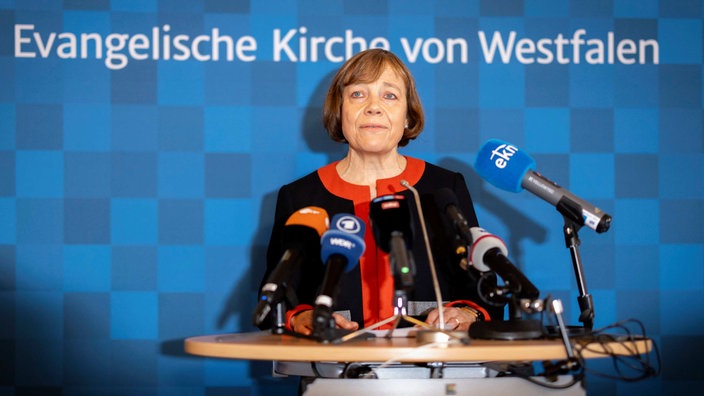 EKD-Ratsvorsitzende Annette Kurschus spricht bei einer persönlichen Erklärung zum Vorwurf von sexuell übergriffigem Verhalten eines früheren Kirchenmitarbeiters.