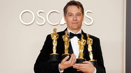 Sean Baker, Gewinner der Preise für das beste Originaldrehbuch, den besten Filmschnitt, die beste Regie und den besten Film für "Anora", posiert im Presseraum der Oscar-Verleihung im Dolby Theatre in Los Angeles.