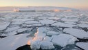 Morgenlicht über dem antarktischen Packeis auf dem Rossmeer