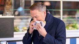 Christian Lindner beißt in einen Döner