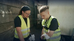 Schädlingsbekämpfer-Azubi Constantin mit Ausbilder Eike, zugleich Constantins Vater | Bildquelle: WDR Schädlingsbekämpfer-Azubi Constantin mit Ausbilder Eike, zugleich Constantins Vater