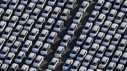 Neuwagen von Porsche stehen auf dem Gelände des Porsche Werks in Leipzig