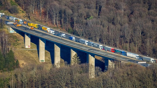 Stau auf der A45 vor der gesperrten Brücke Rahmede