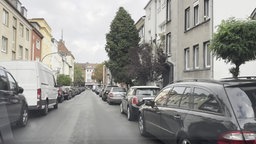 Eine vollgeparkte Straße in der Dortmunder Innenstadt 