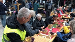 Menschen versammeln sich in Bielefeld für den "Bahnhof Betlehem", ein ökumenischer Gottesdienst