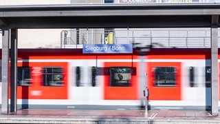 Ein Zug fährt durch den Bahnhof Siegburg/Bonn