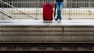 Ein Fahrgast wartet auf dem Bahnsteig auf den Zug