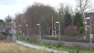 Mann wird an Bahnübergang nach Sturz vom Zug überollt 